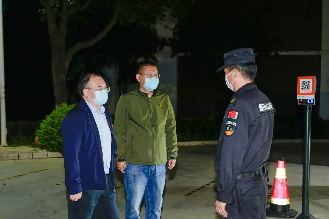 党委书记徐宝春看望慰问疫情防控一线后勤保卫人员 第 5 张