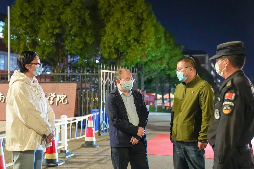 党委书记徐宝春看望慰问疫情防控一线后勤保卫人员 第 6 张