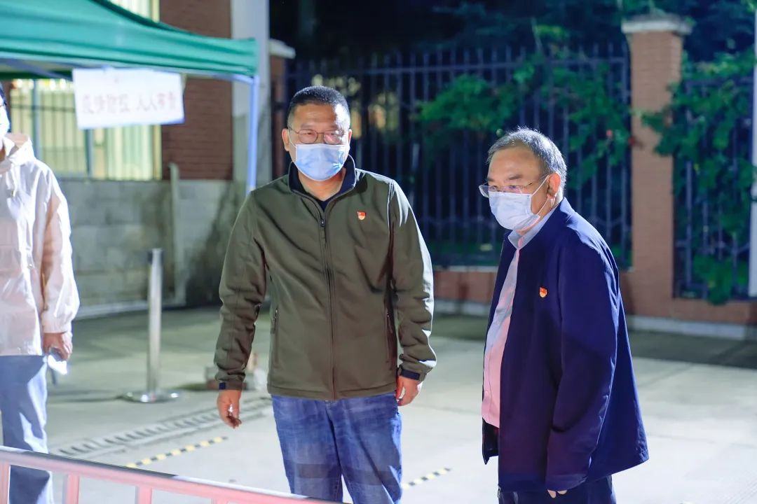 党委书记徐宝春看望慰问疫情防控一线后勤保卫人员 第 7 张