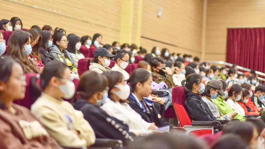 热烈！振奋！云经管师生收听收看党的二十大开幕盛况 第 2 张