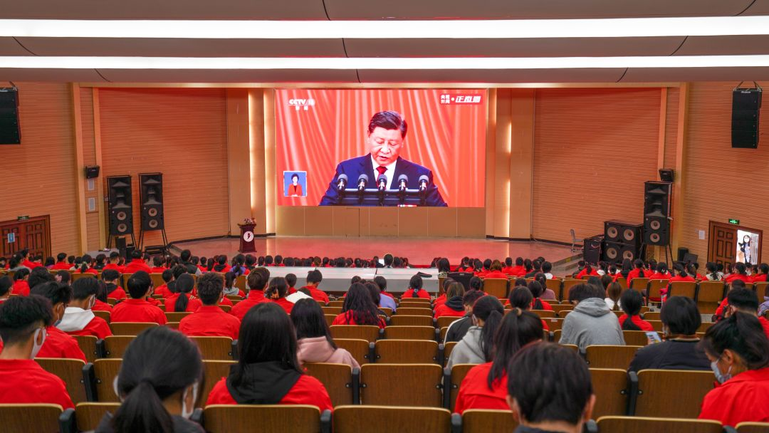 热烈！振奋！云经管师生收听收看党的二十大开幕盛况 第 3 张