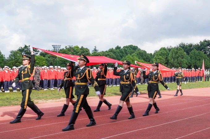 超燃！云经管举行2022级学生军训闭幕式暨汇报表演 第 7 张