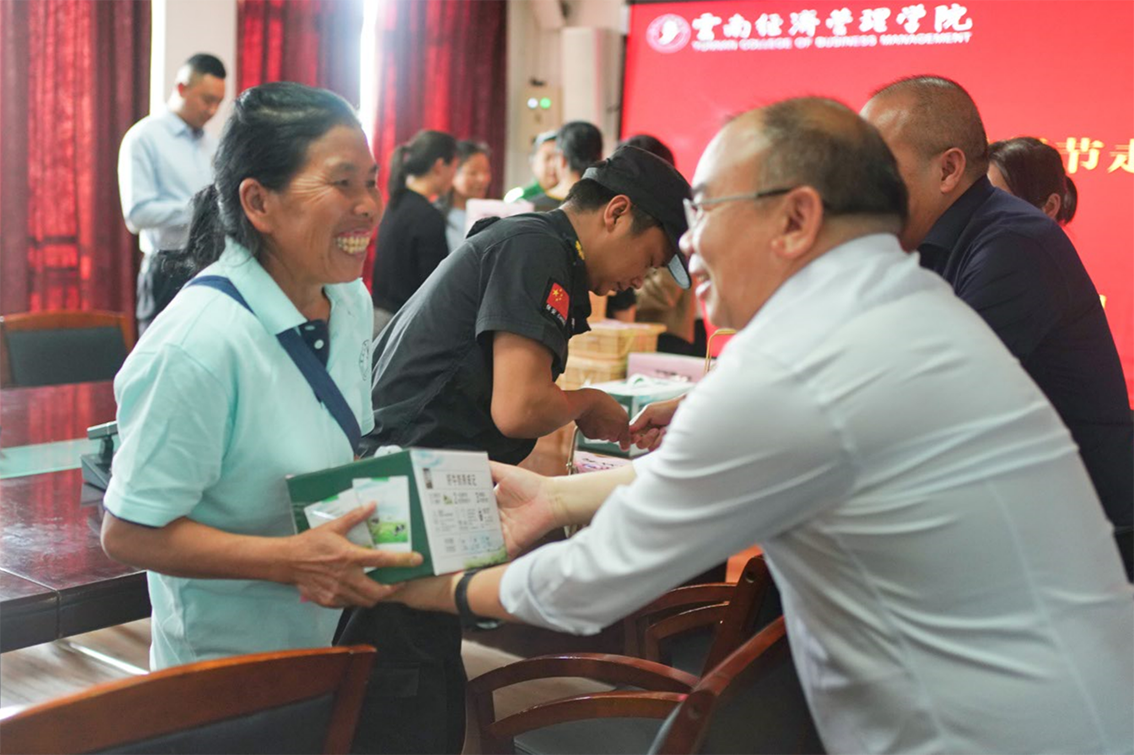 情系教师节 慰问暖人心 | 云南经济管理学院领导班子走访慰问一线教职员工 第 7 张