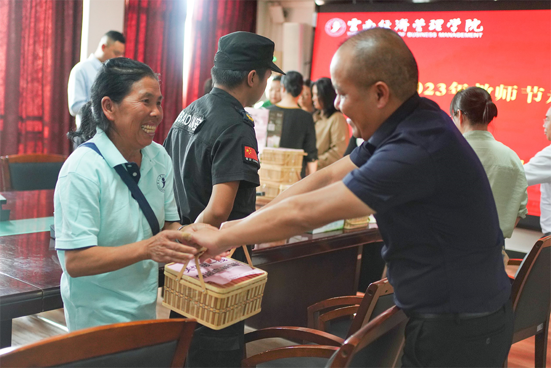 情系教师节 慰问暖人心 | 云南经济管理学院领导班子走访慰问一线教职员工 第 9 张