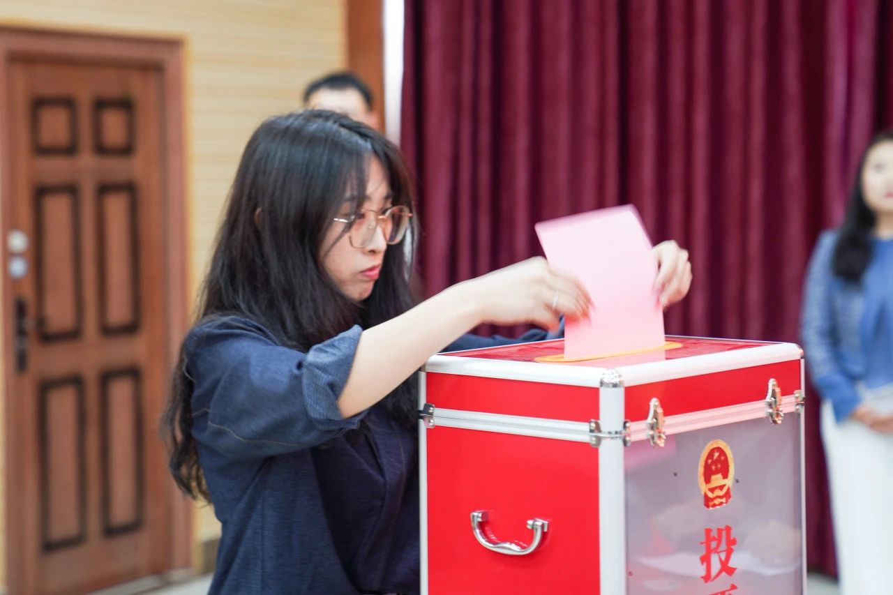 云南经济管理学院党外知识分子联谊会正式成立 第 6 张