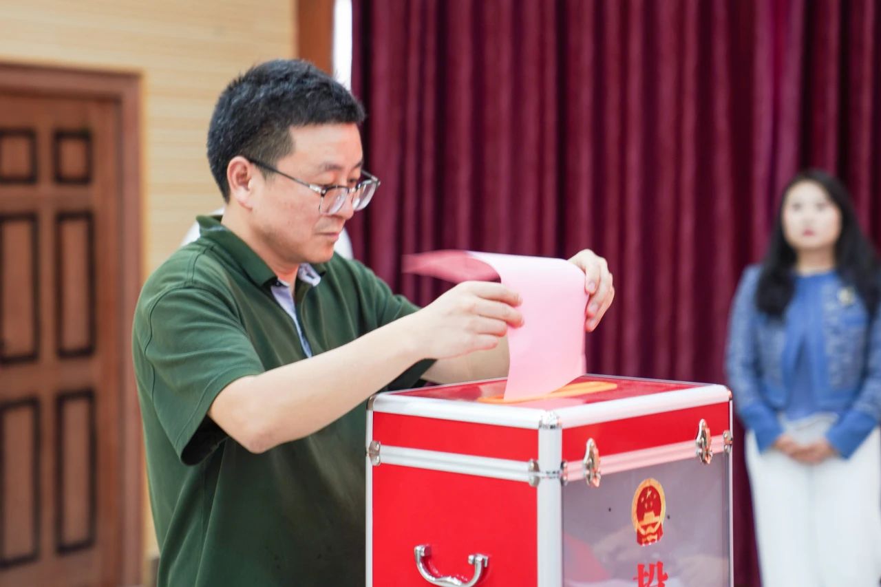 云南经济管理学院党外知识分子联谊会正式成立 第 7 张