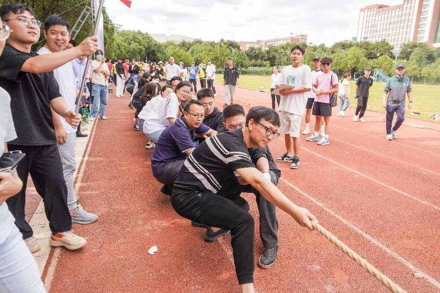 云南经济管理学院第四届教职工拔河比赛赛出新风采 第 11 张