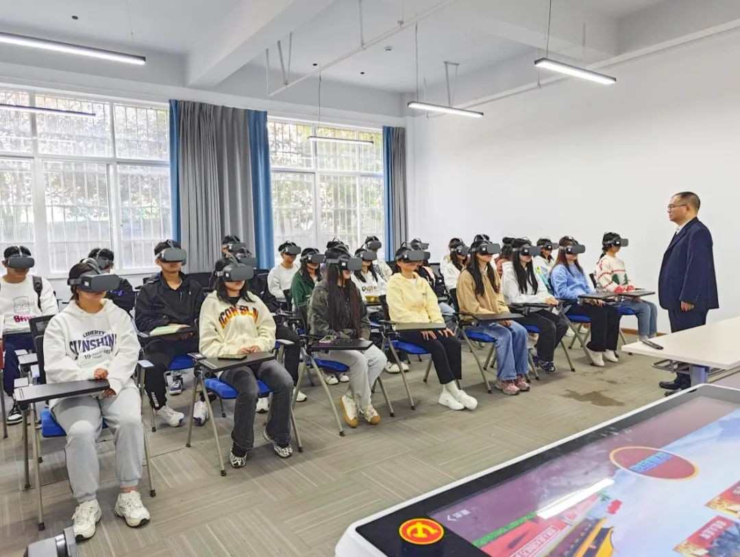 思政课还可以这样上？​VR体验式教学让思政课“活”起来 第 2 张
