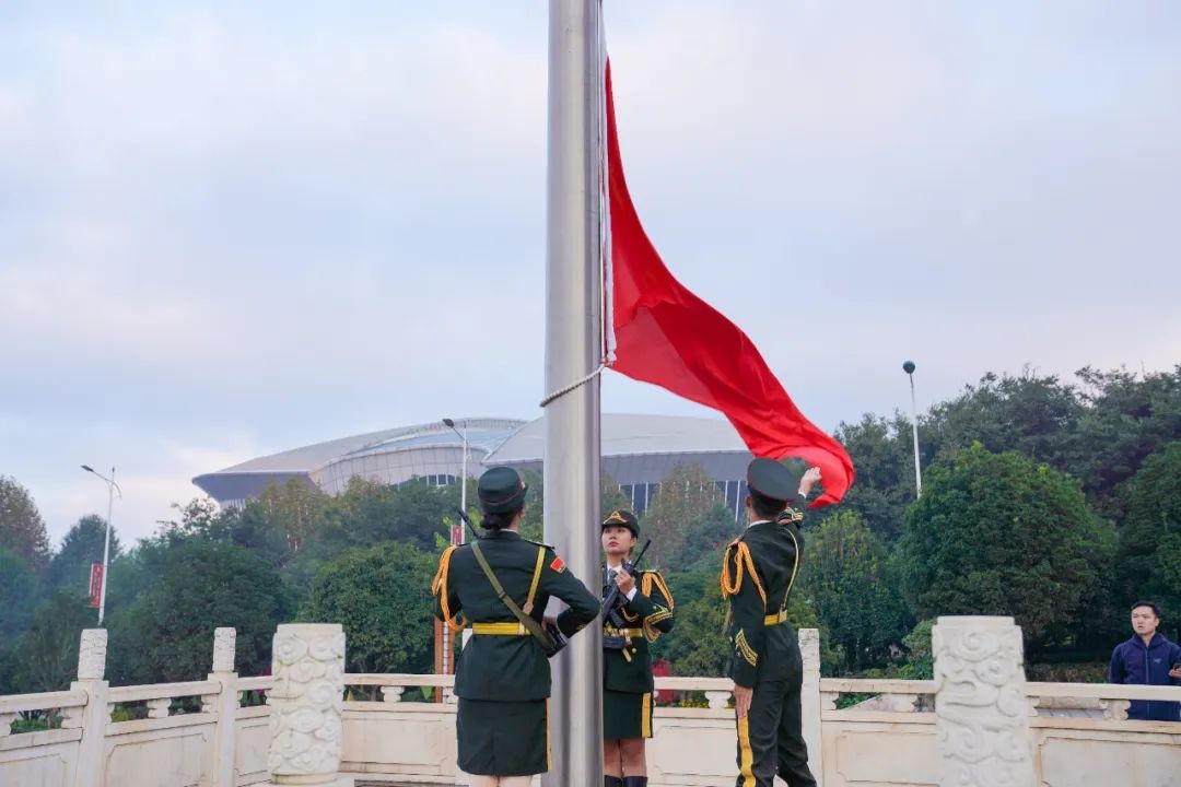 铭记入党初心！云经管258名新党员在红旗下宣誓 第 3 张
