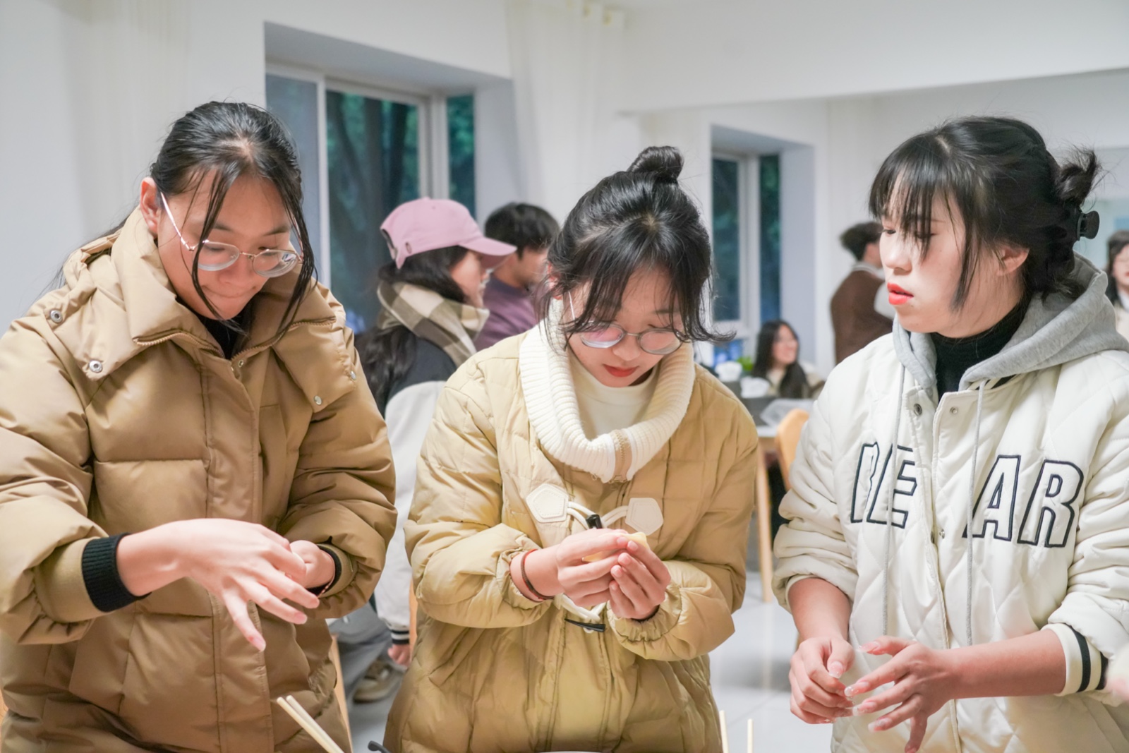 情暖冬至话团结，师生和谐情意浓｜云南经济管理学院开展师生互助“包饺子”劳动教育实践活动 第 7 张