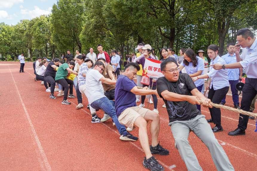 云南经济管理学院第四届教职工拔河比赛赛出新风采 第 12 张