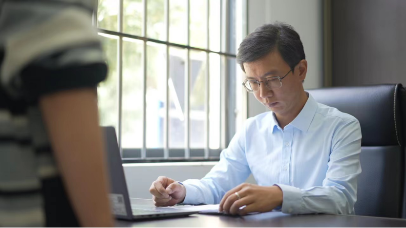 祝贺！经管校友张朕福荣获第十届“云南青年创业省长奖”，省长王予波为其颁奖 第 4 张