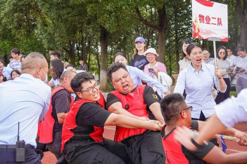 云南经济管理学院第四届教职工拔河比赛赛出新风采 第 13 张