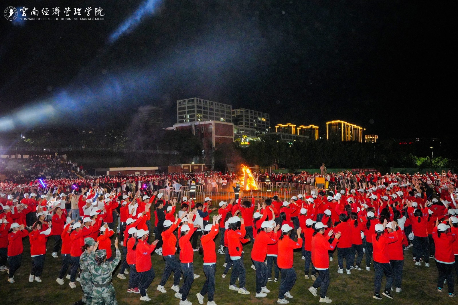 篝火凝聚民族情！这场新生篝火晚会满满“民族风” 第 4 张