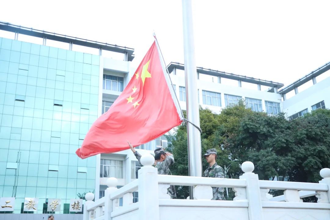 铭记入党初心！云经管258名新党员在红旗下宣誓 第 4 张