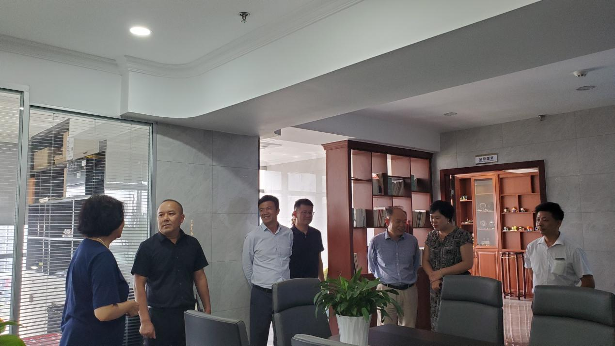 1/3的员工都是经管毕业生，安宁文策会计服务公司就业基地挂牌仪式 第 2 张