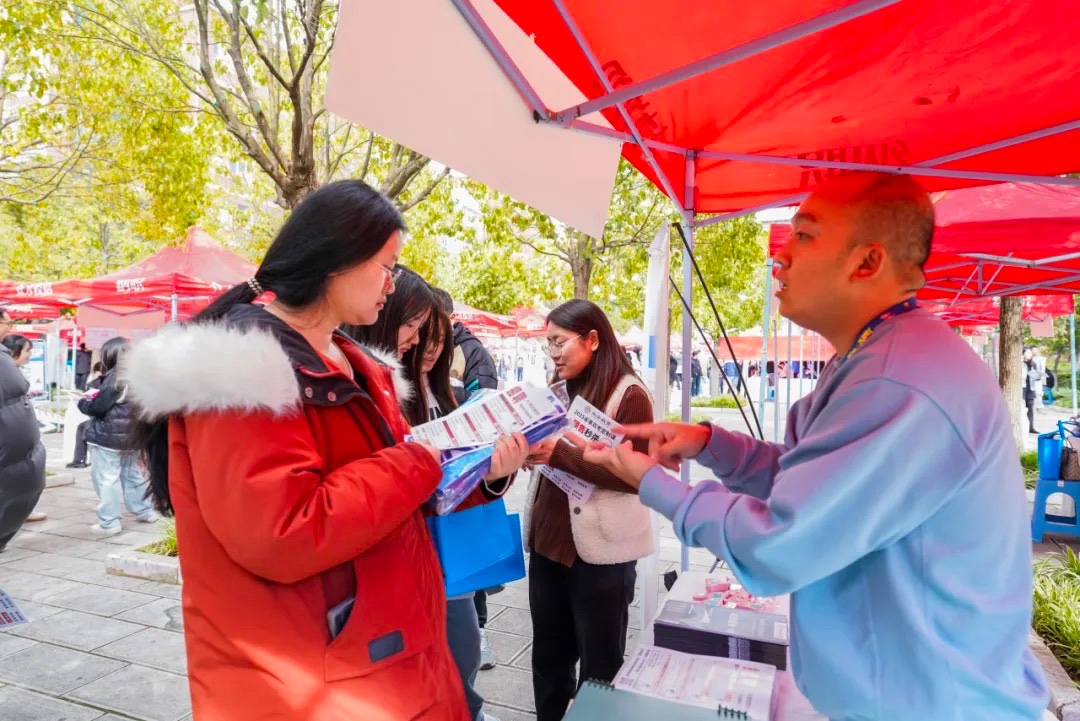 云南经济管理学院举行云南省2025届高校毕业生安宁职教园区秋季专场招聘会 第 6 张