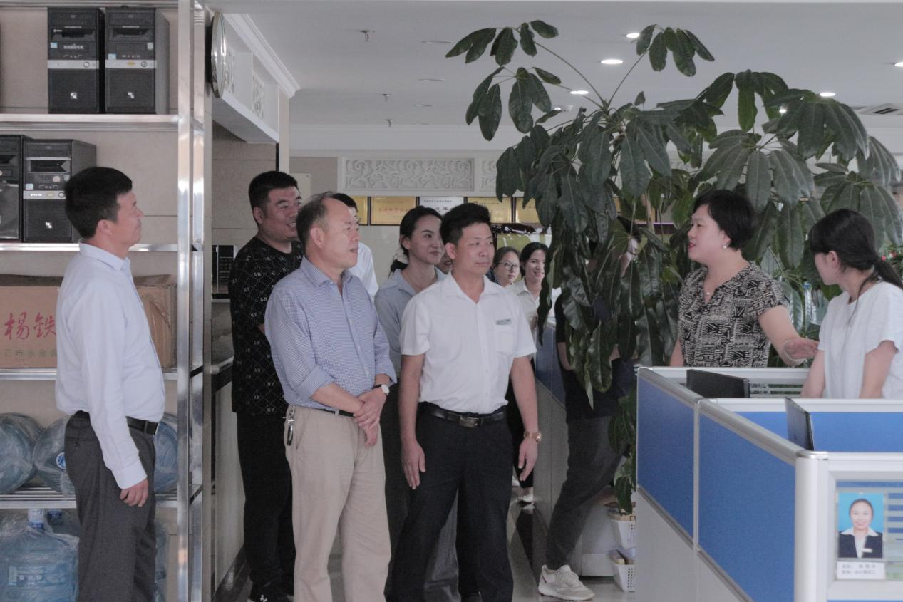 1/3的员工都是经管毕业生，安宁文策会计服务公司就业基地挂牌仪式 第 3 张
