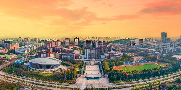 全面贯彻习近平总书记重要贺信精神，加快建设特色鲜明的高水平应用型大学 第 1 张
