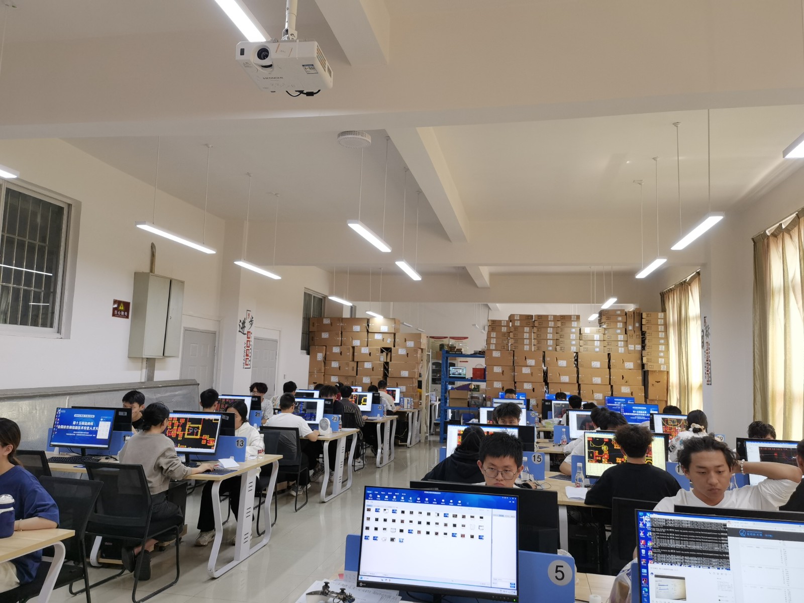 5--学生备赛场景.jpg 5--学生备赛场景.jpg