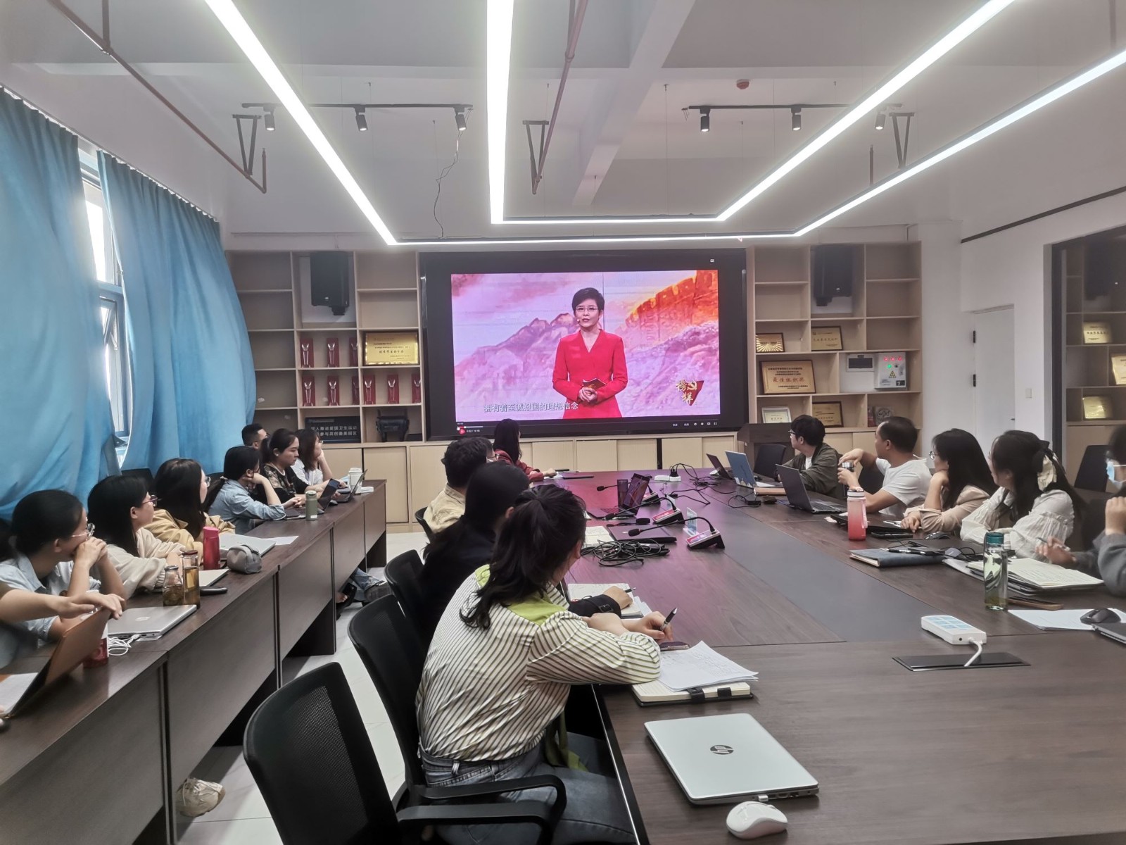 艺传学院集中收看《榜样8》1.jpg 艺传学院集中收看《榜样8》1.jpg