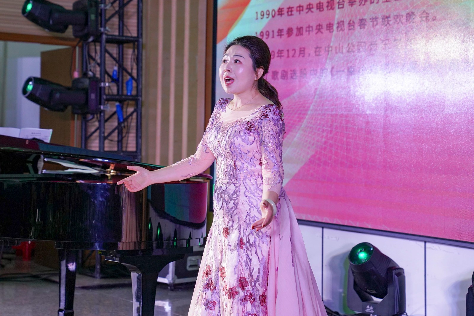 中国女高音歌唱家万山红老师莅临学校交流授课 第 5 张 中国女高音歌唱家万山红老师莅临学校交流授课 第 5 张