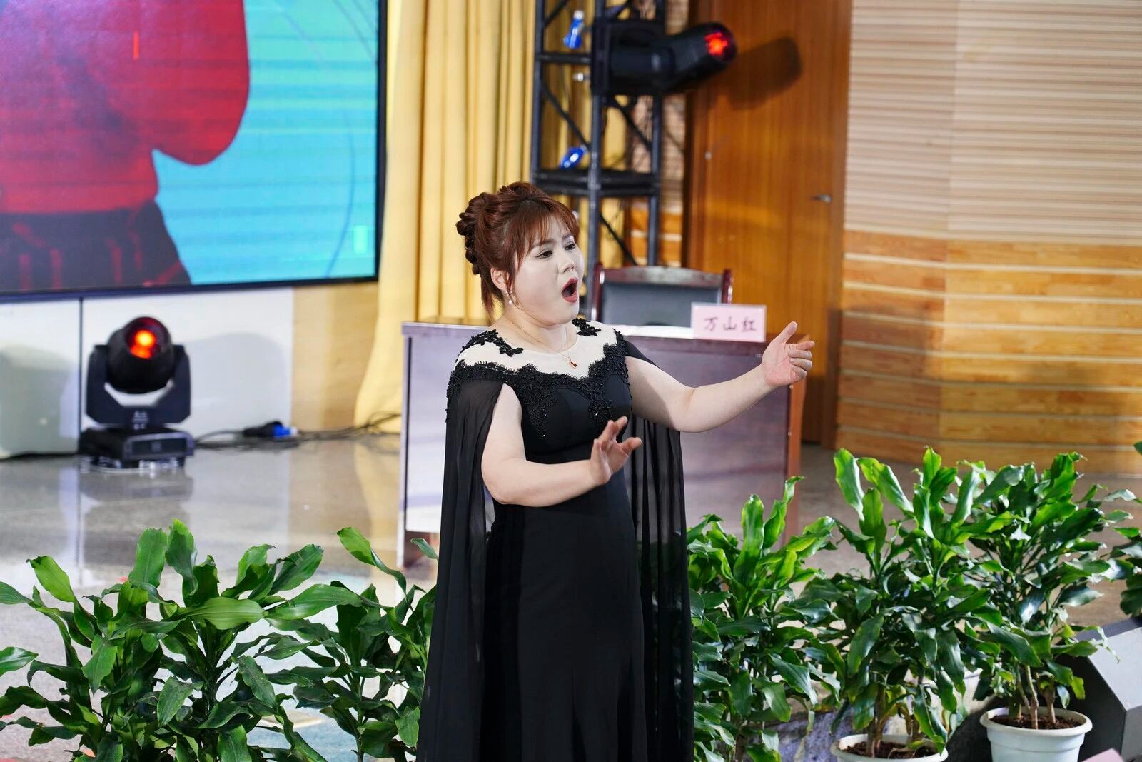 中国女高音歌唱家万山红老师莅临学校交流授课 第 6 张 中国女高音歌唱家万山红老师莅临学校交流授课 第 6 张