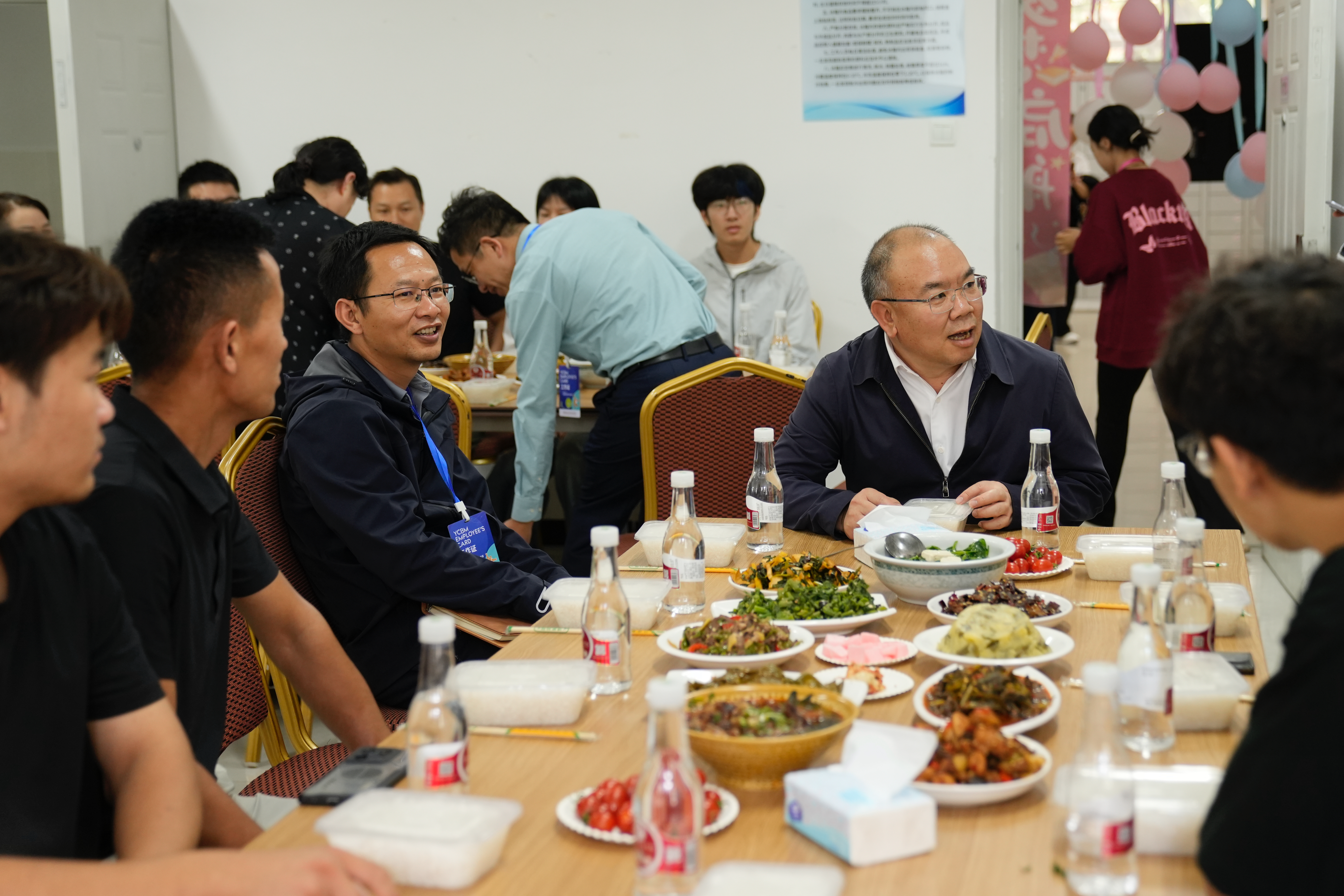 校领导与2025级新生共进“开学第一餐” 践行“三全育人” 第 1 张