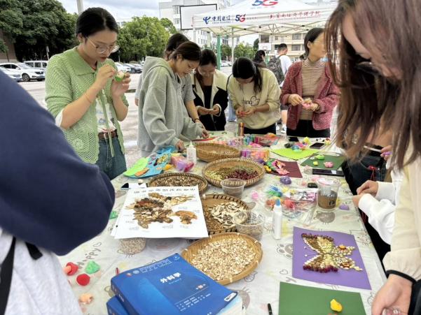 “三载药香缝迷趣,千丝百草裹安康” ——传统佳节与中医药文化交相辉映,医学院第三届中医药文化节圆满落幕 第 13 张 “三载药香缝迷趣,千丝百草裹安康” ——传统佳节与中医药文化交相辉映,医学院第三届中医药文化节圆满落幕 第 13 张