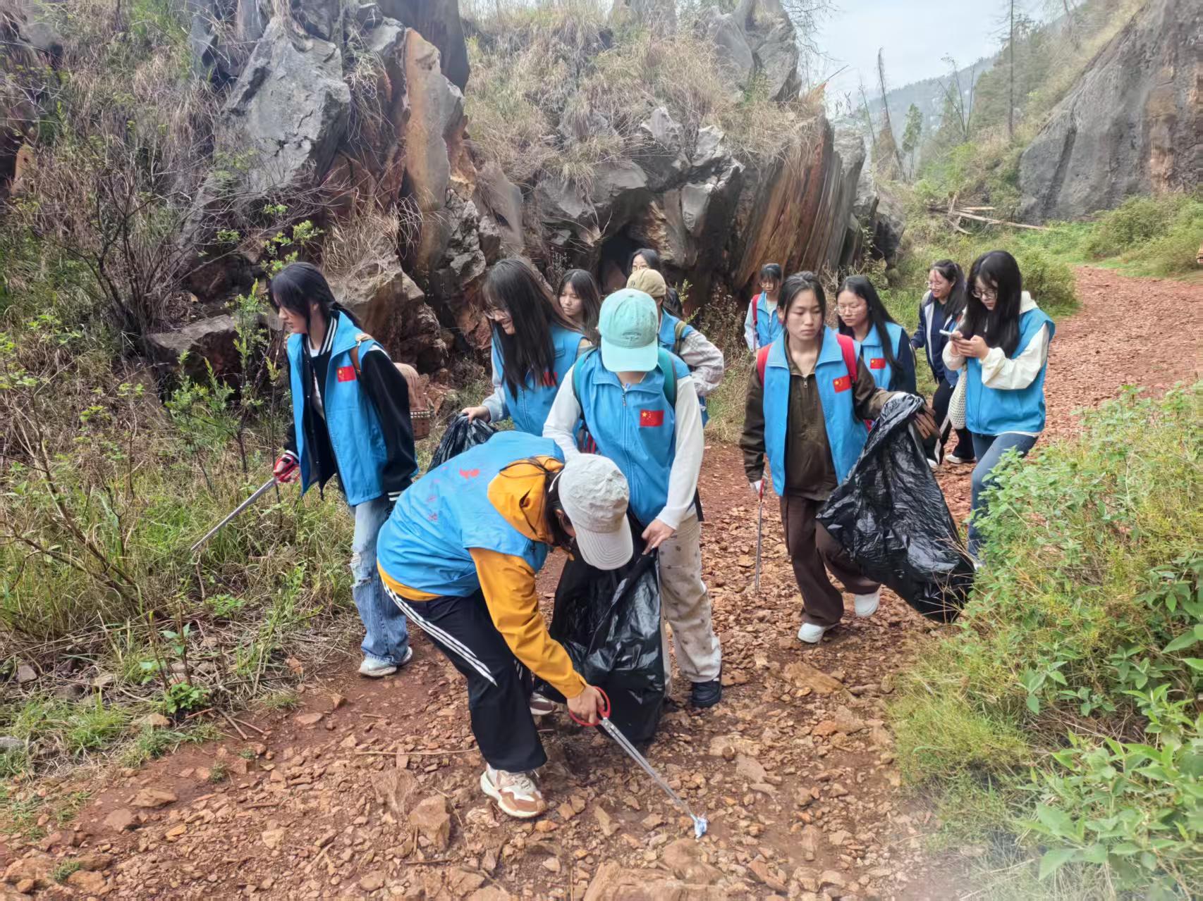 青春绘就生态底色 云经管医学院环保行动守护玉案山   第 3 张