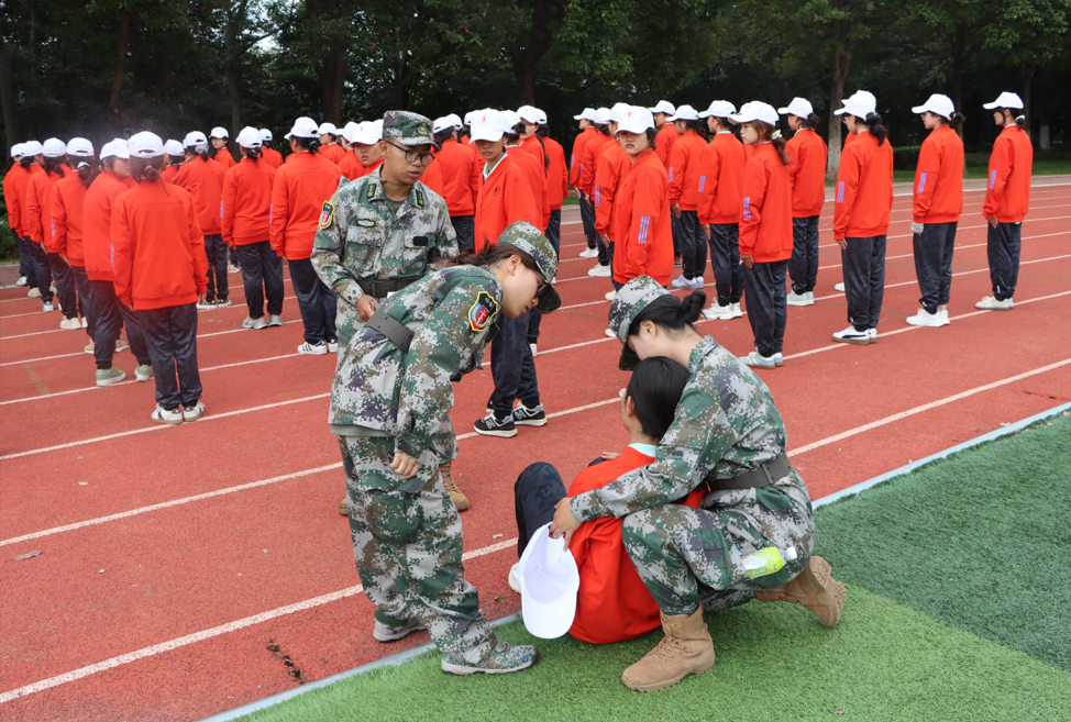 云南经济管理学院医学院：军训温情满场，青春暖意盈心 第 4 张