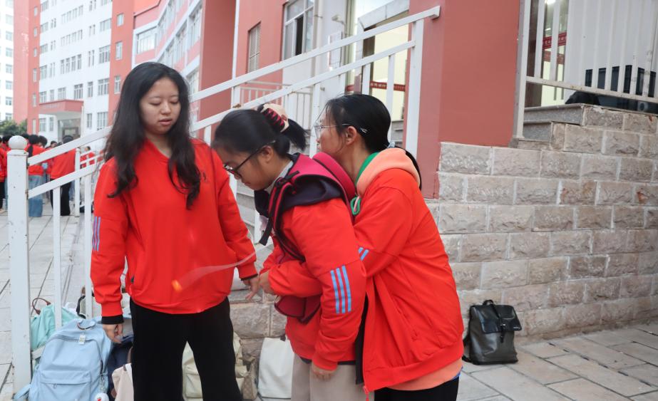 练“救命拥抱”，筑安全防线——医学院海姆立克急救早训开练 第 4 张