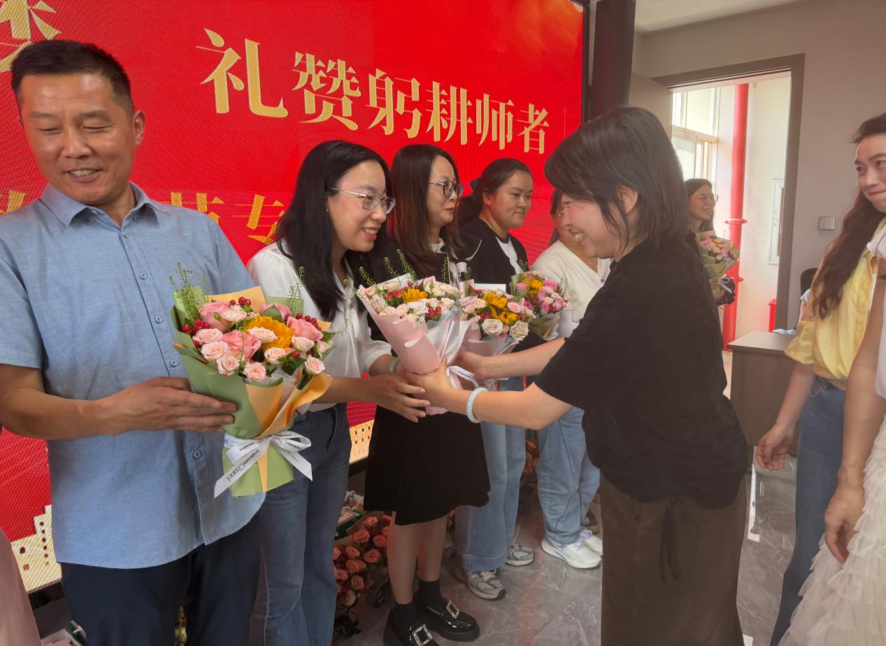 500强服务企业健之佳集团到云南经济管理学院进行教师节慰问交流 第 5 张