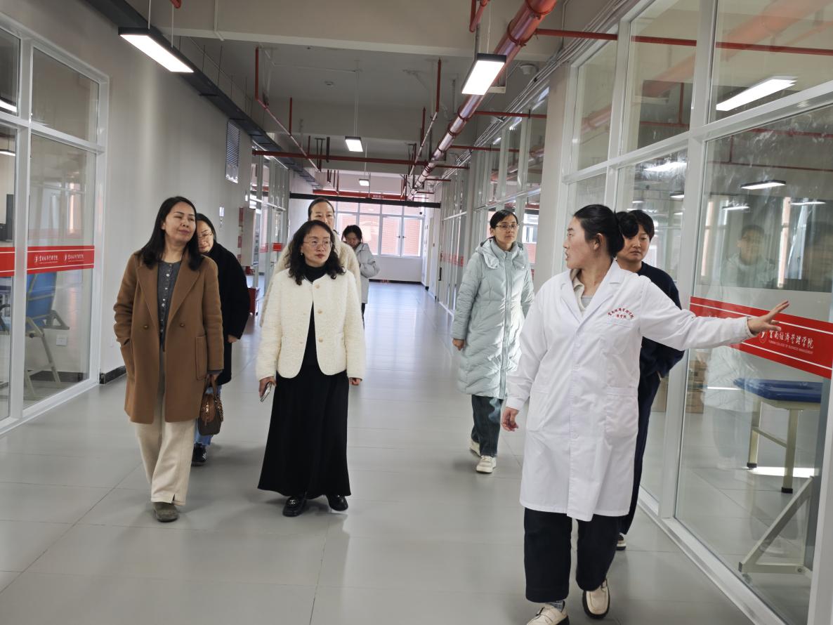 深化医教协同 共育护理英才 ——云南经济管理学院与禄丰市人民医院召开 医教协同教学班座谈会 第 5 张 深化医教协同 共育护理英才 ——云南经济管理学院与禄丰市人民医院召开 医教协同教学班座谈会 第 5 张