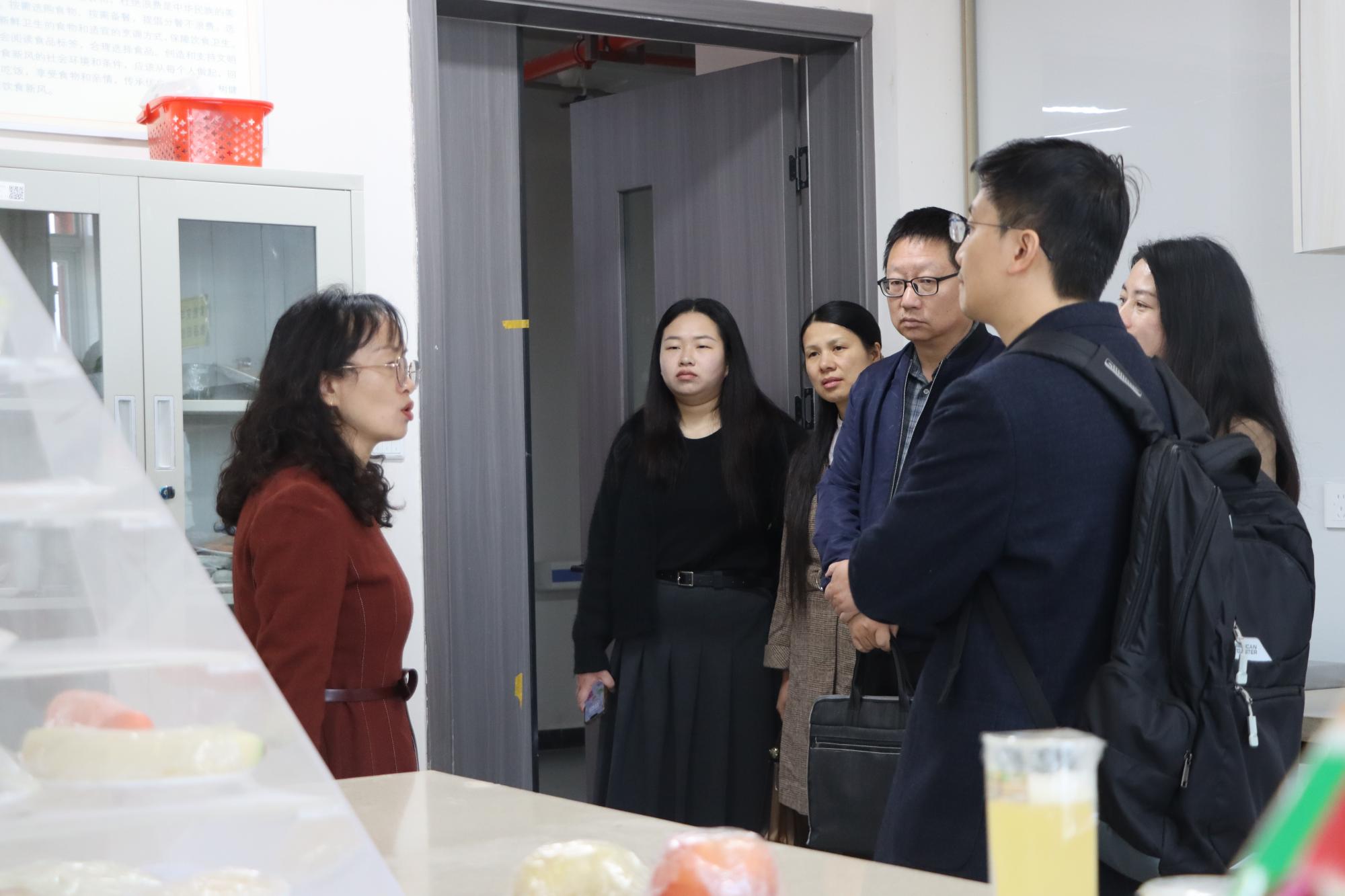 5(1).jpg 深化校院合作 共育医学英才——玉溪市中山医院与云南经济管理学院座谈交流会圆满举行 第 4 张