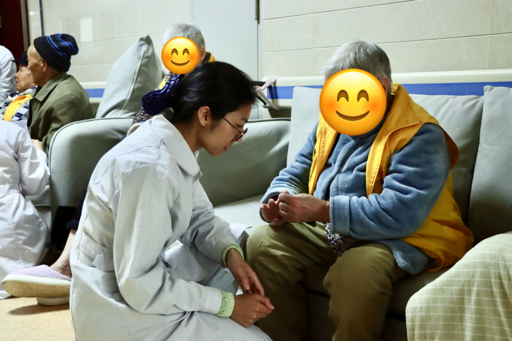 青春护夕阳,实践暖人心——云经管护理学子赴安宁市中医院开展老年护理见习活动 第 7 张 青春护夕阳,实践暖人心——云经管护理学子赴安宁市中医院开展老年护理见习活动 第 7 张
